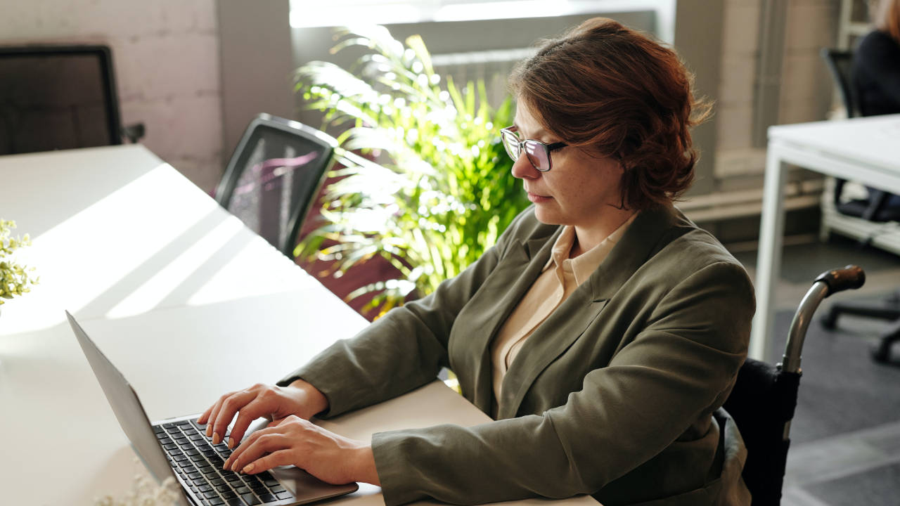 What's the Difference Between Microsoft Exchange and Outlook?