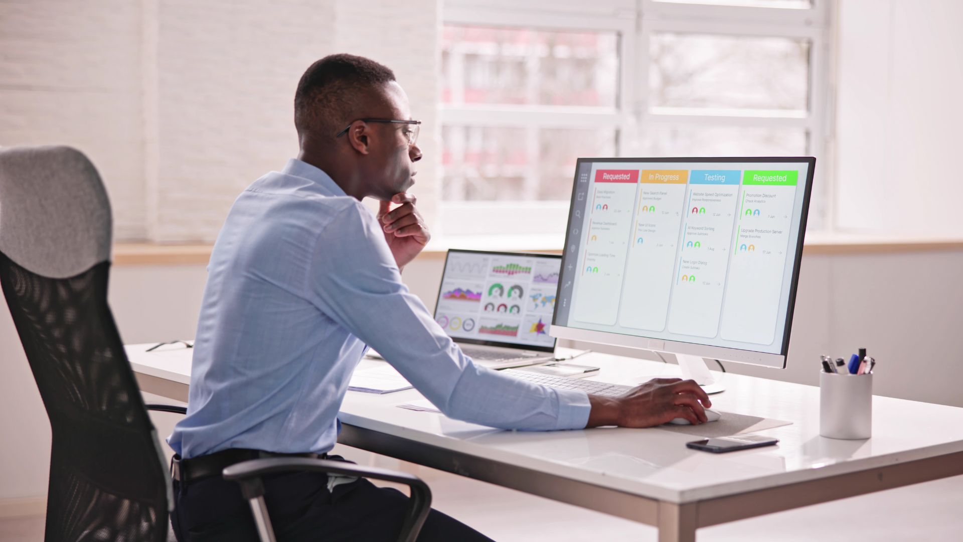 project manager using cloud software