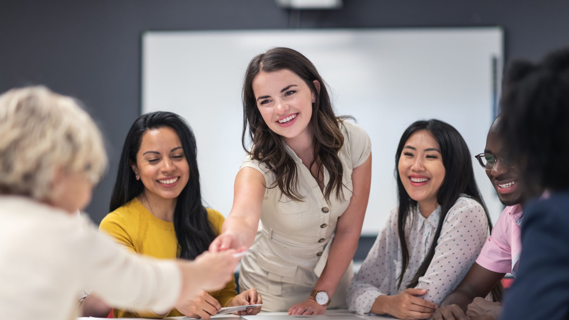 servant leader helping the team